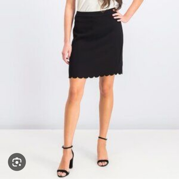 Elegant Black Scalloped Hem Skirt - Picture 1 of 4